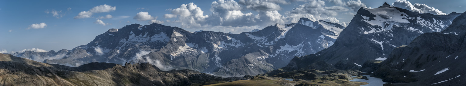 Vue au Sud : de droite à gauche: Pointe de la Galise (qui dépasse à peine), Punta Basei, Grande et Petite Aguille Rousse, et le groupe des Lévanna