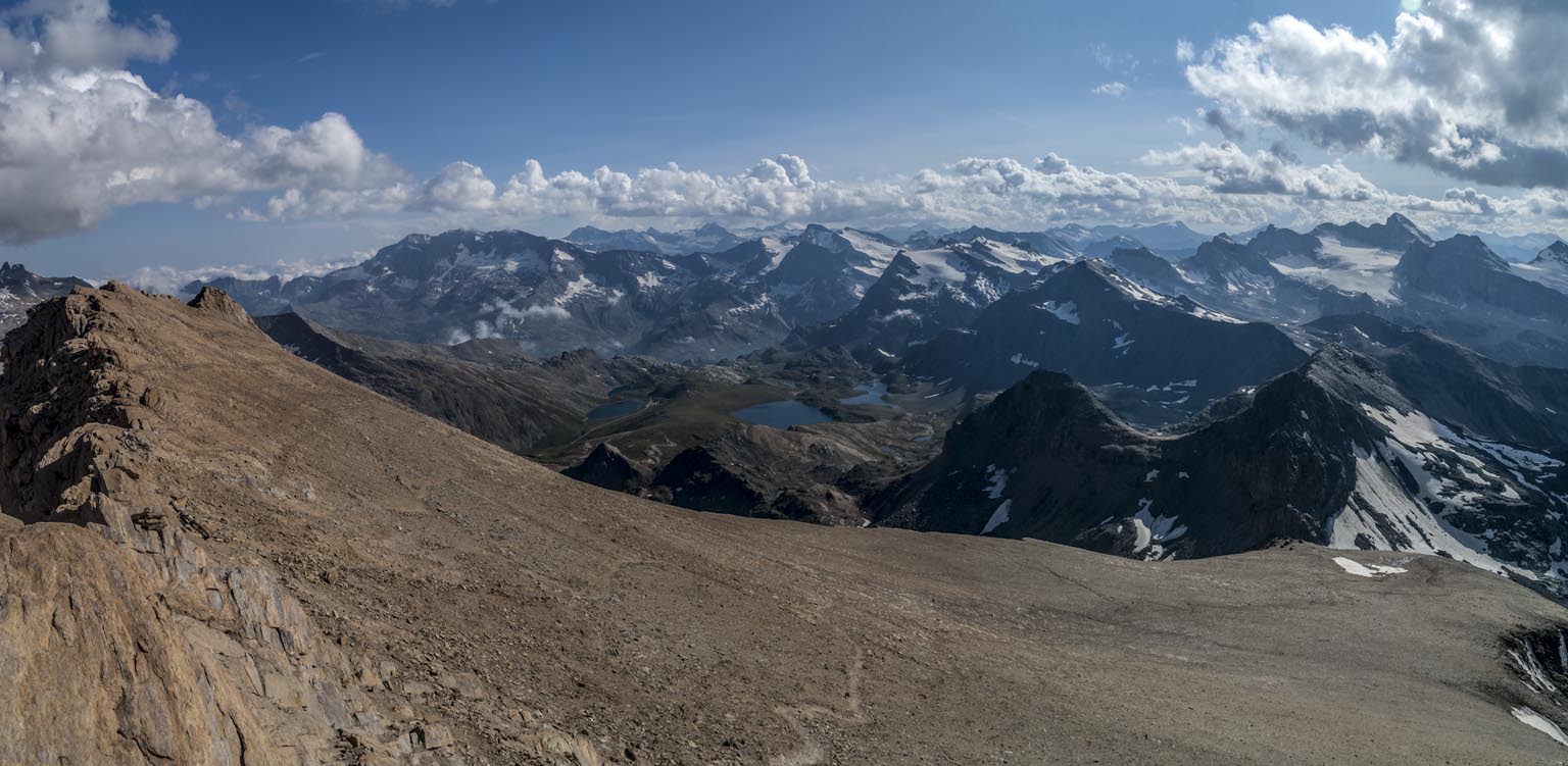 Mont Taou Blanc : vue au S avec le plateau sommital (on voit bien la trace) et au loin, le groupe des Lévanna