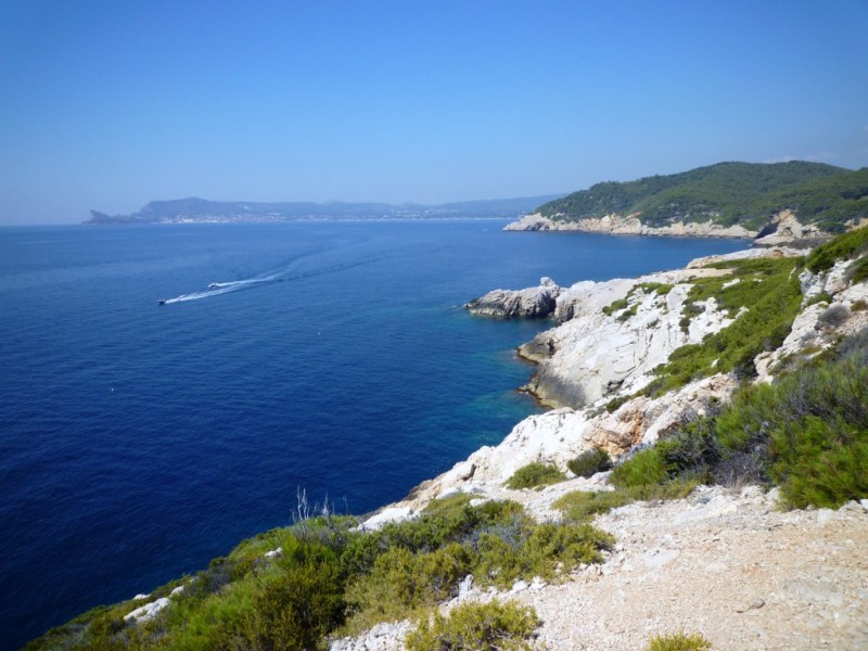 Depuis le bord du lotissement : en direction de la Ciotat (avec le Bec de l'Aigle à g) et de la Pointe Fauconnière