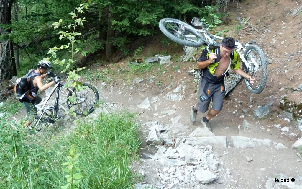 Portage : Gilles et Ced dans le sentier du refuge Bertone