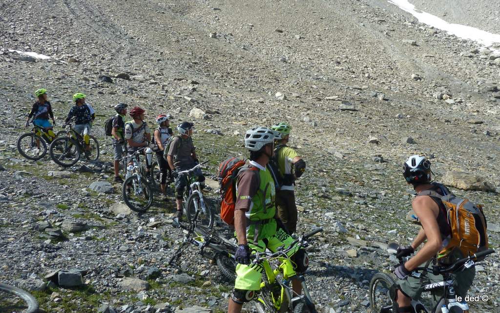 Col du Névé de la Rousse : notre attention est détournée par les chamois pendant la descente du col versant Nord