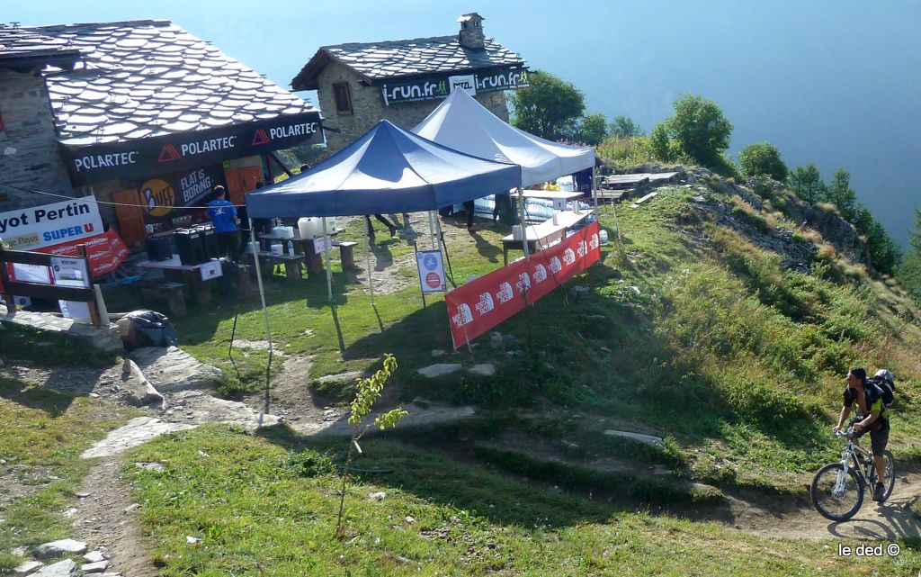 Refuge Bertone : Gilles roule devant le ravito du CCC