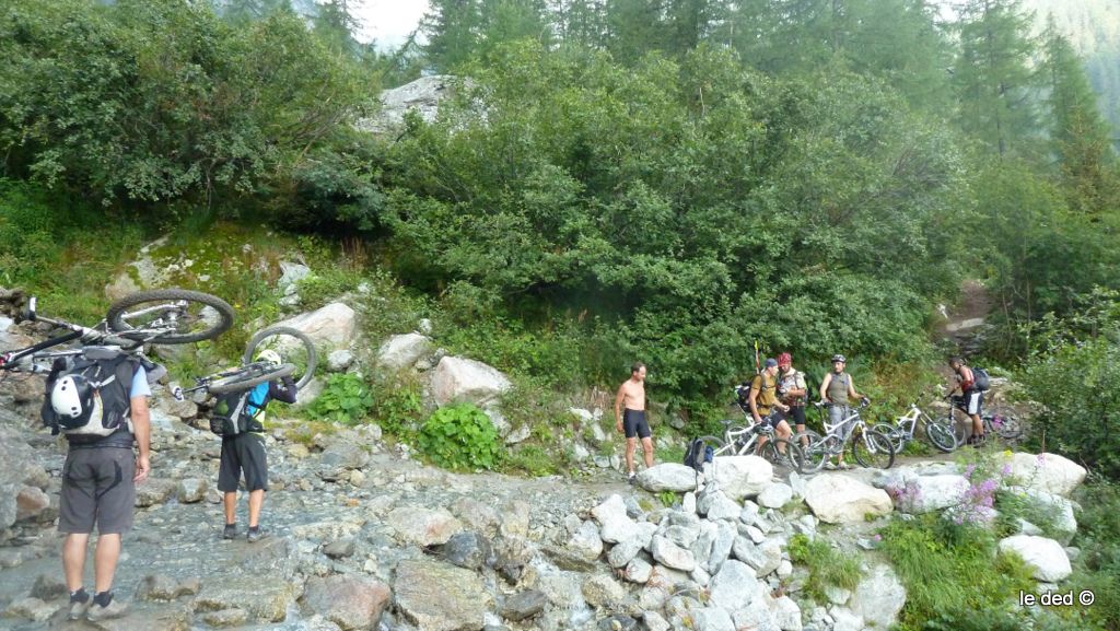 Portage : puis bientôt un peu de roulage sur le sentier montant à Bovine