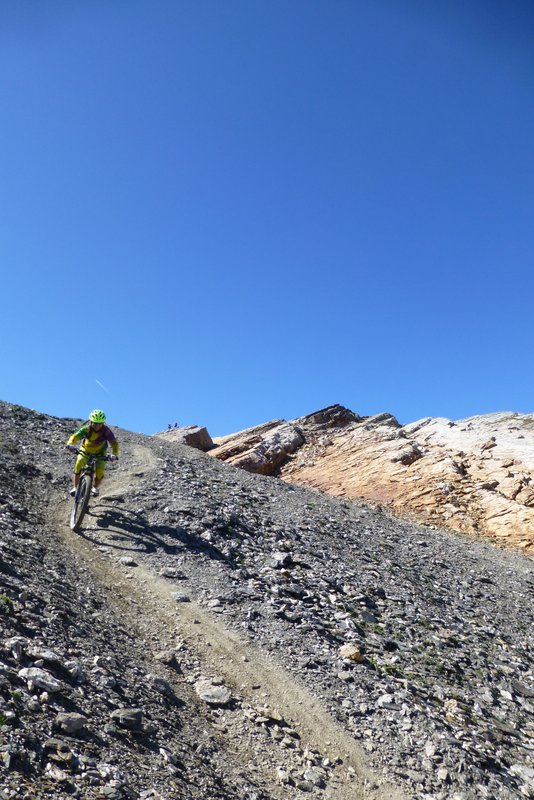 Pat en action : DH col des Fours > Lac de Mya