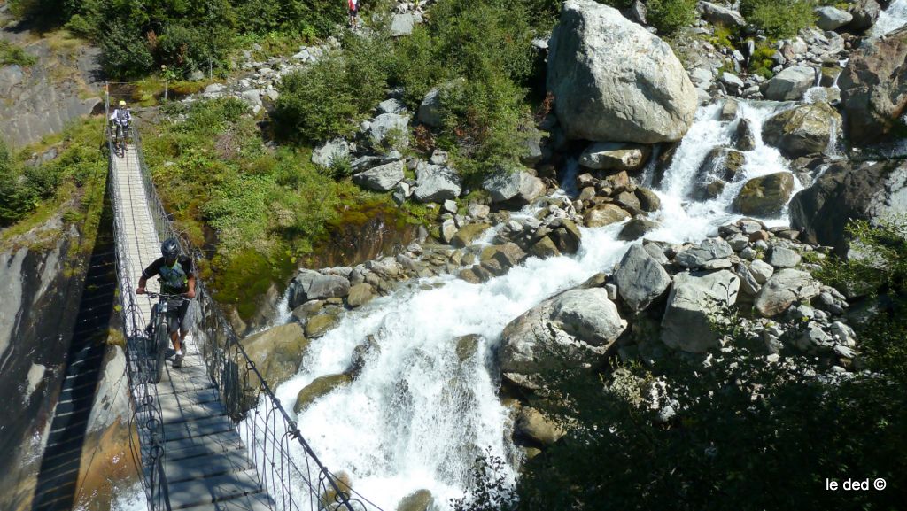 la passerelle : et le ruisseau du glacier de Bionnassay