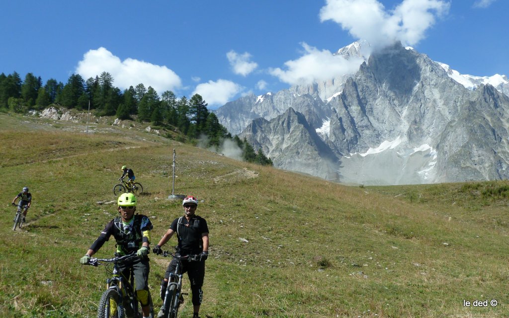 #116 Col Checrouit : Un dernier regard avant la descente finale sur Courmayeur... Col Checrouit : Un dernier regard avant la descente finale sur Courmayeur...