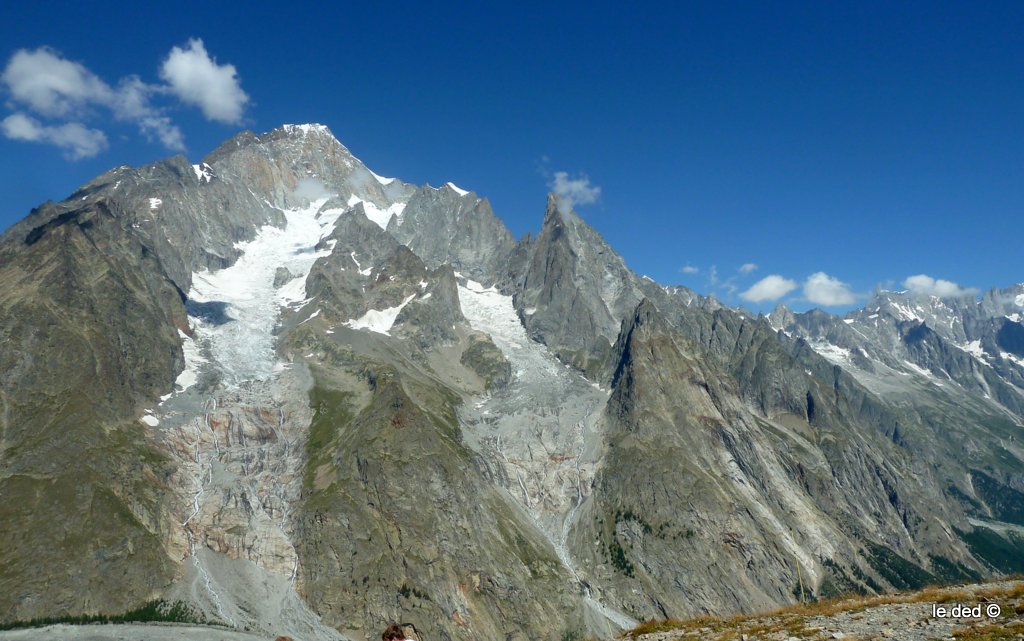 #112 Mont Blanc de Courmayeur : Aiguilles Blanches et Noire de Peuterey (sommet nuageux) Mont Blanc de Courmayeur : Aiguilles Blanches et Noire de Peuterey (sommet nuageux)