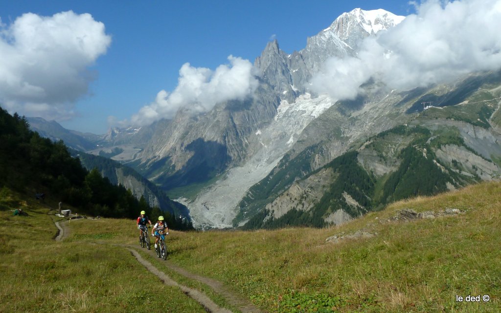 Val Ferret Italien : Pat et Yves sur le magnifique balcon