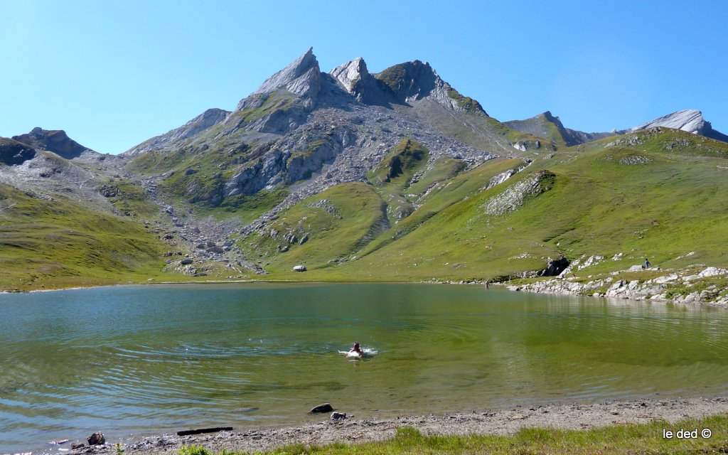 Lac de Mya : Pascal trempe.
Sur la gauche, le col de Mya qui permet de basculer sur les Chappieux.