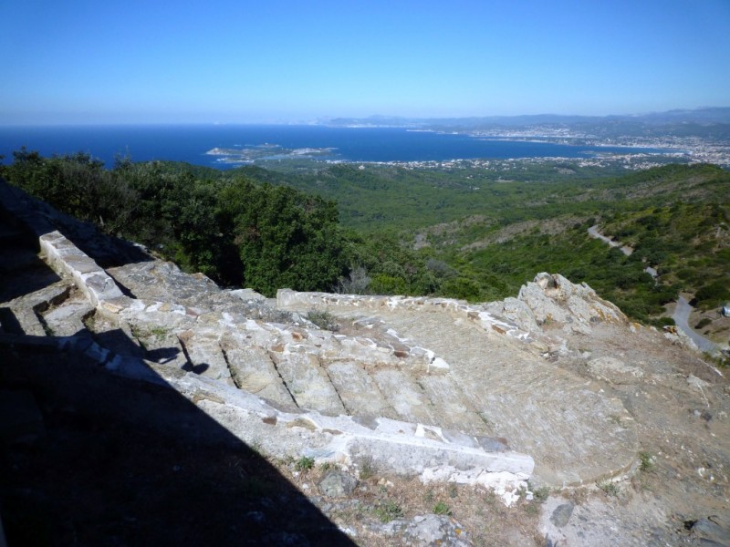 Depuis N.-D. du Mai : départ de la descente et vue vers Six-Fours, Sanary, Bandol et la Ciotat