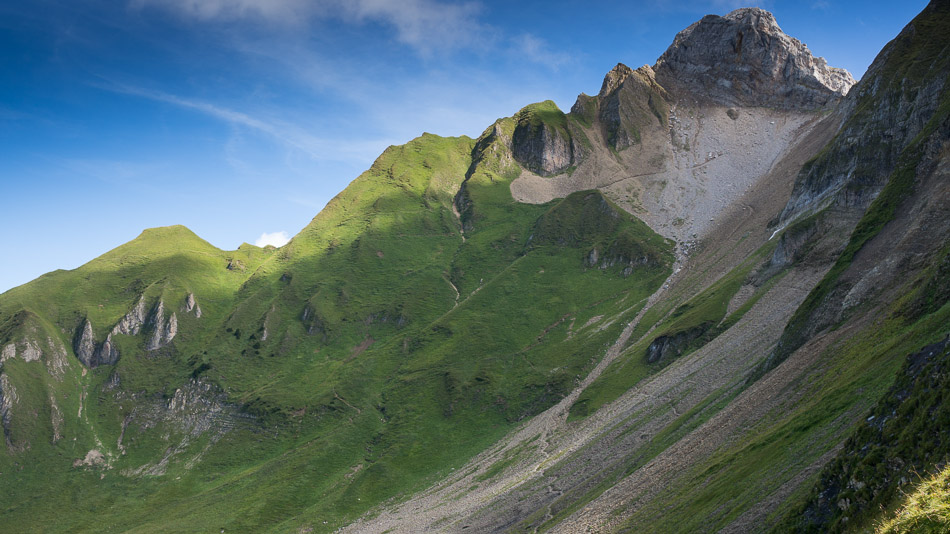 Col du Rasoir N : on devine la vague sente au milieu de l'éboulis