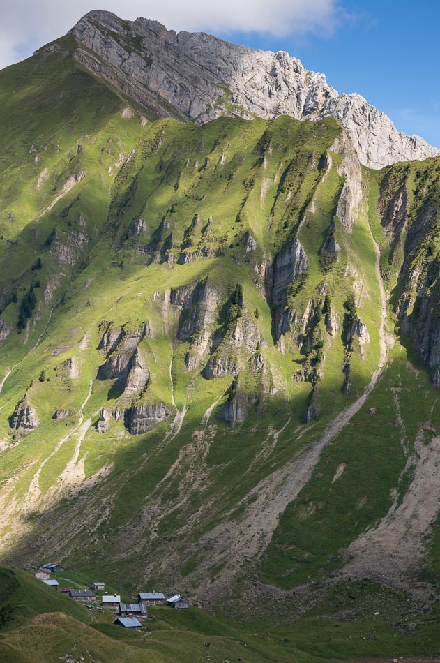 Chalets de Lessy : dominés par la face W du Jallouvre