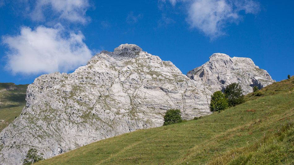 Sous le col de la Colombière : C'est vers là haut qu'il faut grimper