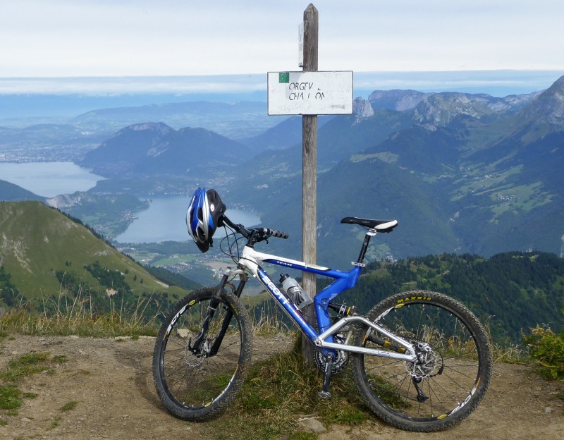 Chaurionde : Du sommet, la classique vue sur le lac d'Annecy tout aussi classiquement gênée par un VTT bouchant le paysage.