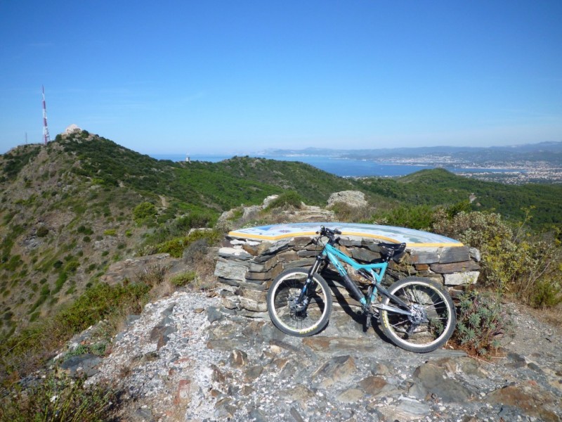 Table d'orientation ouest : vers les Calanques, tout au loin