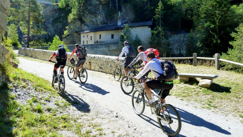 Notre Dame du Charmeix : Charmant avec le passage du chemin à travers la chepelle