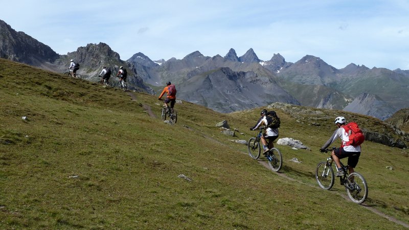 Les Aiguilles d'Arves : Le groupe va bon train tous ensemble dans un décor de rêve