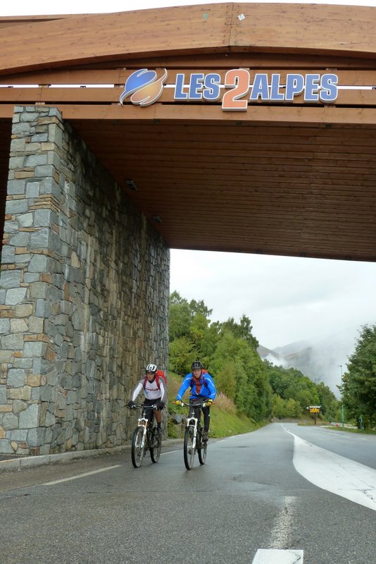 #1 Arrivée aux 2 Alpes : La pluie nous a épargné pour la montée. On peu penser au déjeuner. Arrivée aux 2 Alpes : La pluie nous a épargné pour la montée. On peu penser au déjeuner.