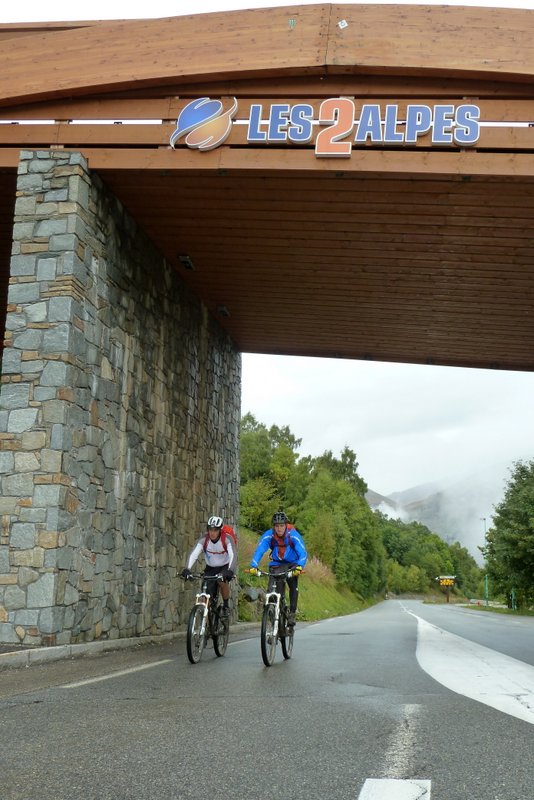 Arrivée aux 2 Alpes : La pluie nous a épargné pour la montée. On peu penser au déjeuner.