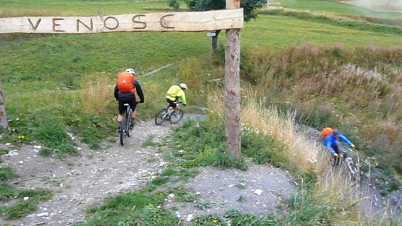 DH de Venosc : La pluie s'est arrêté, on peut attaquer la DH dans un pur style 2 Alpes... Ben c'est bon aussi :-D