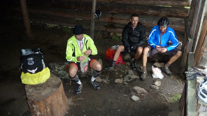 Déjeuner au sec : Un toit salvateur proche du Lac Claret sous le Poursollet. Faut pas traîner quand même car on se refroidit vite!