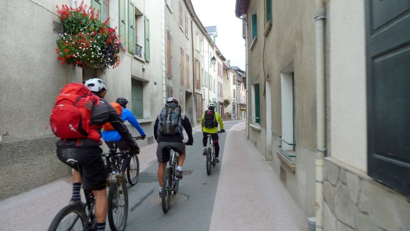 Bourg d'Oisans : C'est l'heure de poser les enfants à l'école :-D