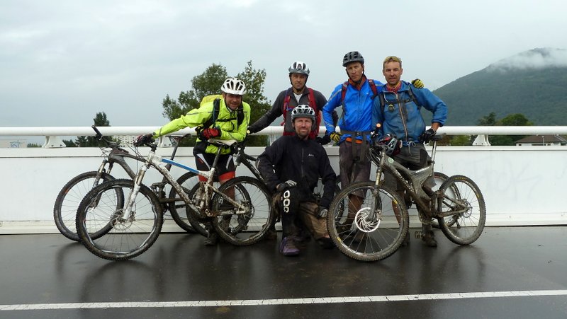 La passerelle sur la rocade : Done, on a bouclé ce raid à 5 et on regrette les abandons divers, le vélo violet et les images enfermées dans l'APN de Nico quelque part sous le Lautaret...