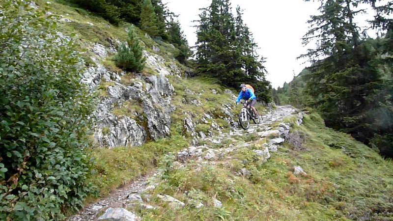 #9 Rampe cassante : Avant les chalets de la barrière, un passage des plus secouant au dessus du torrent Rampe cassante : Avant les chalets de la barrière, un passage des plus secouant au dessus du torrent