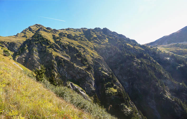 col des evettes : La face de Tournette à travers laquelle le sentier se fraie un chemin.