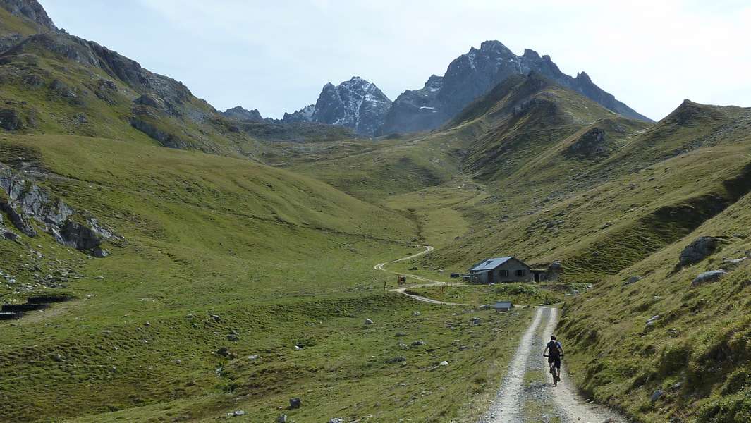 Longue remontée : vallon des Avals et Roche Nue couloir N au fond