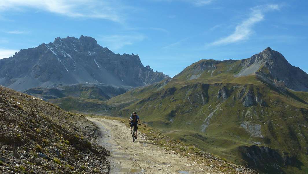 Vers le col des Saulces : l'Aiguille du Fruit est omniprésente