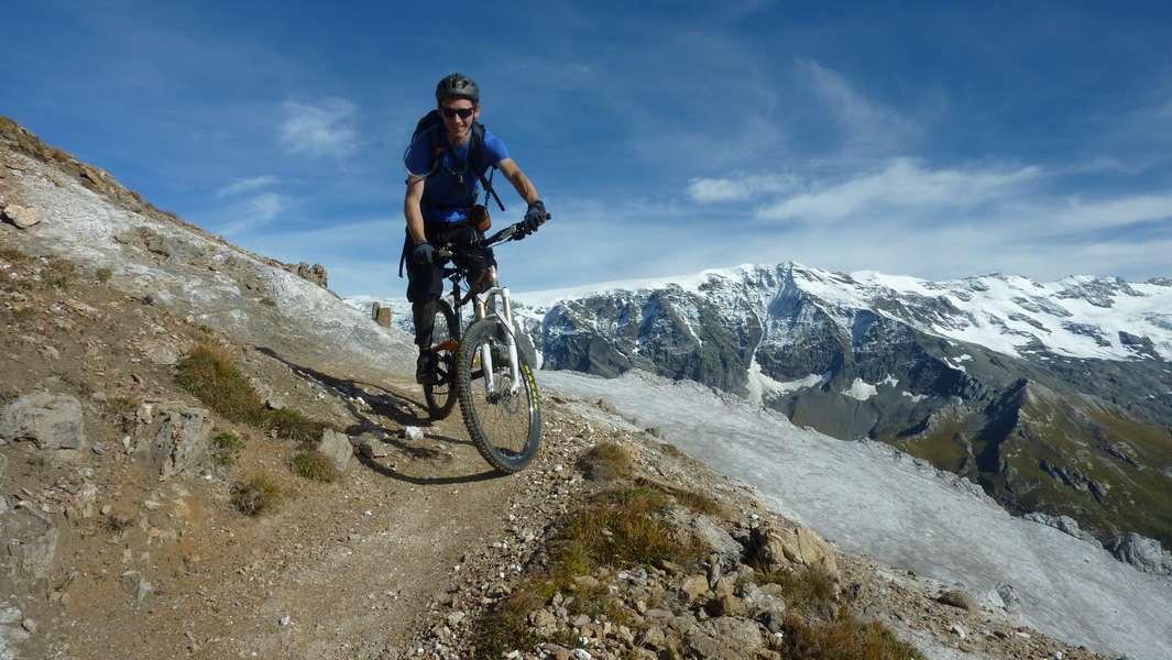#22 Epingle : MisterE a la banane devant le glacier des Nants Epingle : MisterE a la banane devant le glacier des Nants