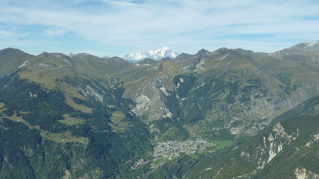 Mont Blanc : Champagny semble bien petit en dessous