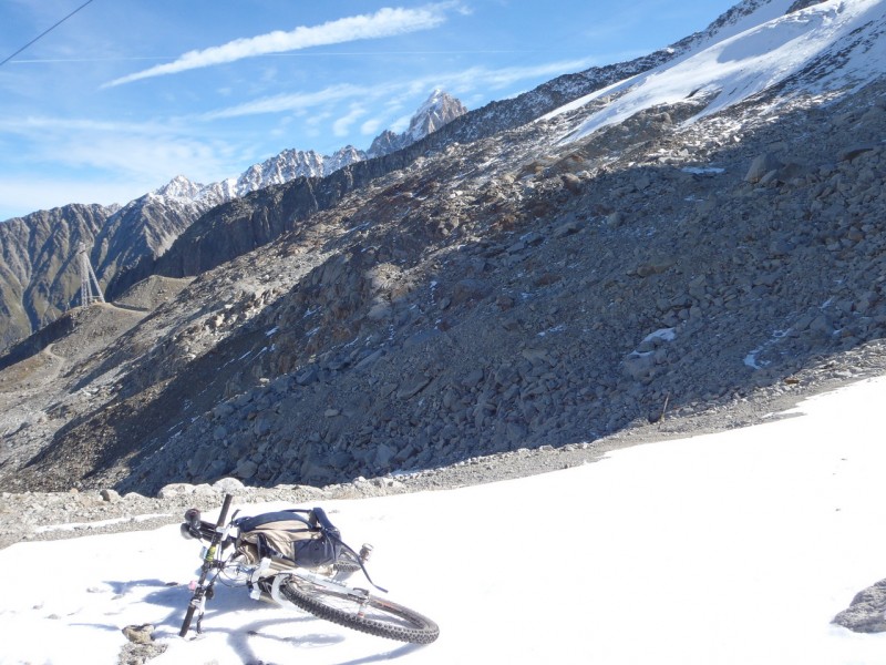 Chemin Aiguille à Bochard. : Le chemin passe à côté du Glacier de la Pendant.