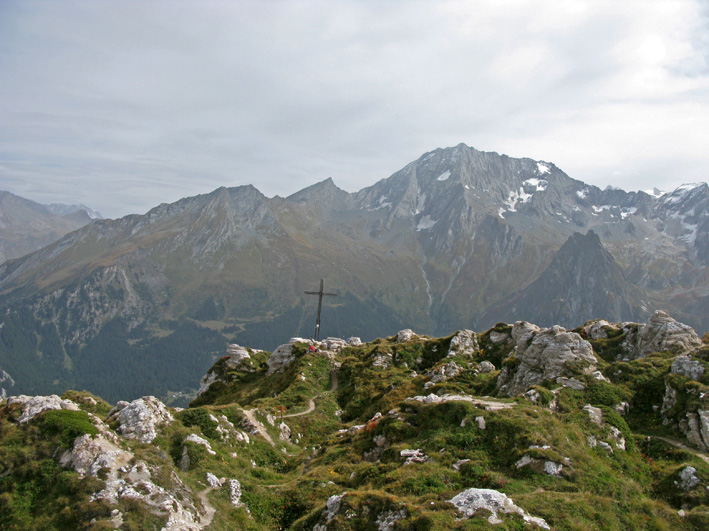 Dent du Villard : Sommet de la Dent avec la croix et au fond dans la brume le grand Bec