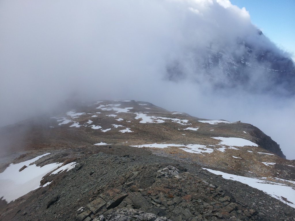 Kleinhockenhorn : Le début de la descente et le Balmhorn dans les nuages