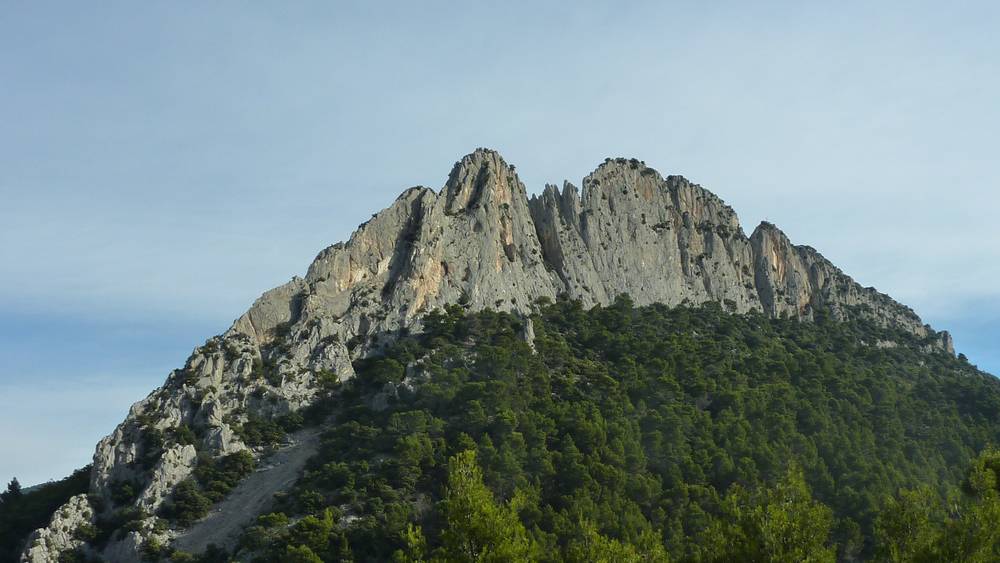 #2 Rocher Saint Julien : royaume des grimpeurs Rocher Saint Julien : royaume des grimpeurs