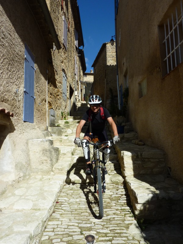 Dans les rues de Vaugines : Petite descente dans les ruelles