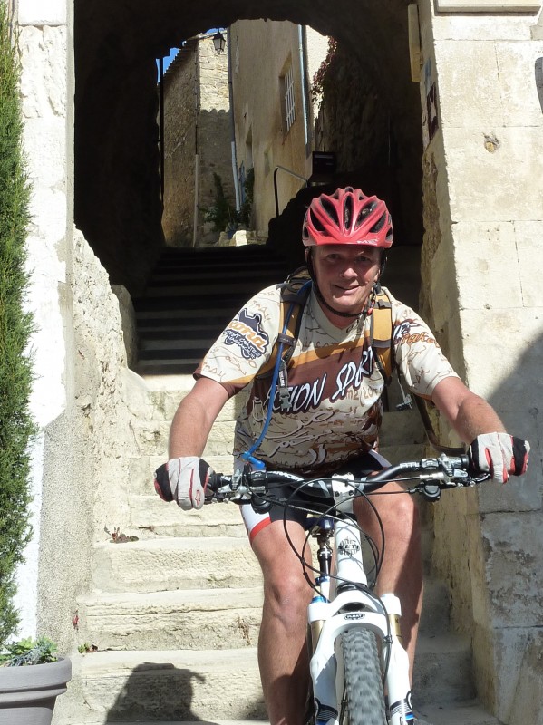 Un topoteur heureux : dans les rues de Vaugines