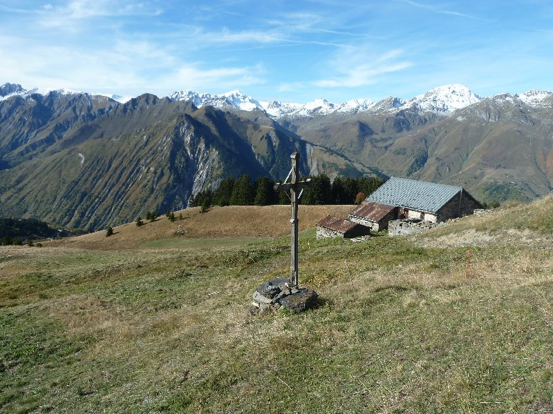 Chalet d'Alpage : avec piste d'atterissage. Qui a dit que c'était difficile l'agriculture en montagne? ;-)