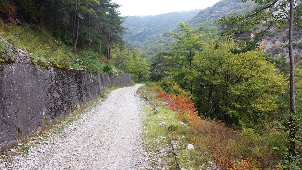 Route stratégique du Paraïs : Montée agréable et tranquille dans les belles couleurs d'automne.