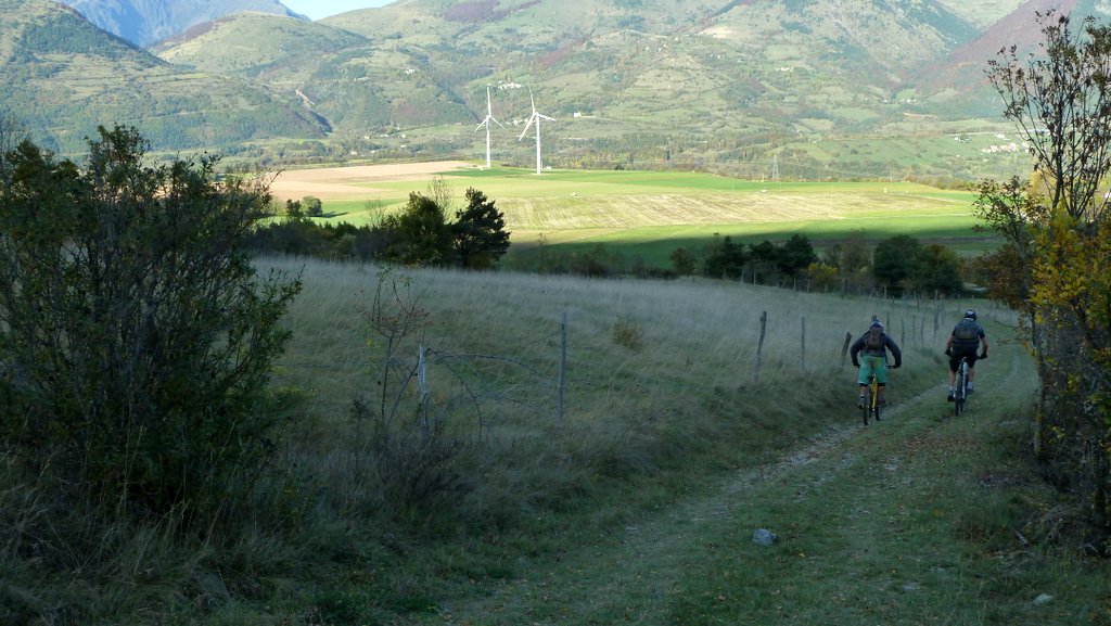 Fin, retour à la civilisation : Elles font tâche quand même ces 2 éoliennes là !