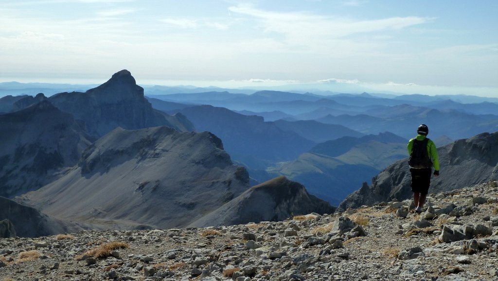 Plein sud et Grand Ferrand : Succession de crêtes avec le Ventoux au fond