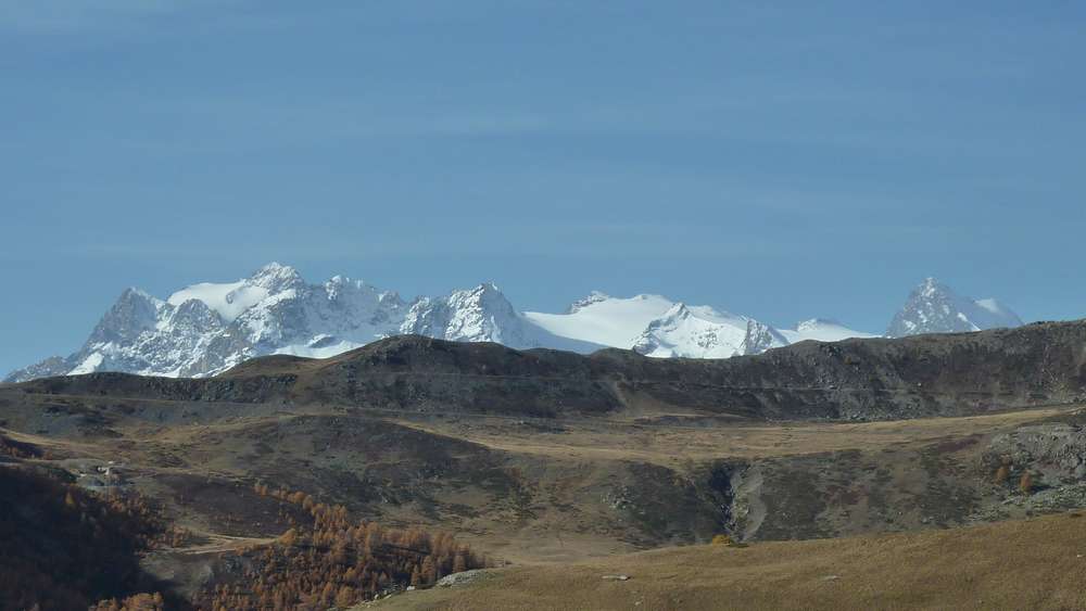 #9 Vue sur les Ecrins : instants magiques quand la Barre émerge au dessus de la ligne de crete Vue sur les Ecrins : instants magiques quand la Barre émerge au dessus de la ligne de crete