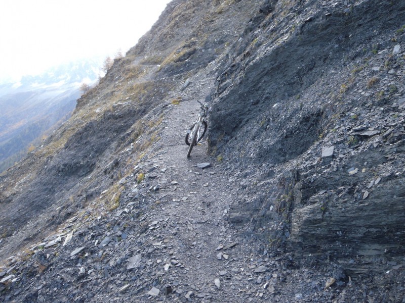 Sentier du Col du Mont Lachat. : Passage exposé sur 150 mètres linéaires.