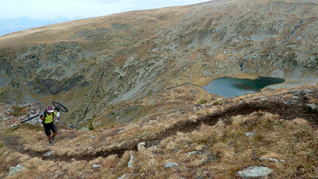 #3 Lac et Arête du Brouffier : L Lac et Arête du Brouffier : L'épaule accédant à l'Arête est bien raide mais y'a de la vue pour patienter