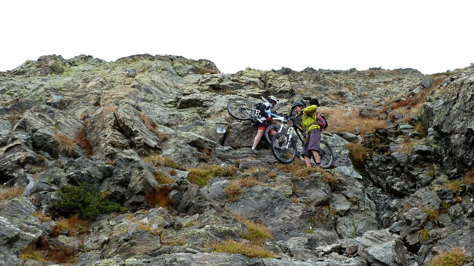 Sous le pas de la Mine : Le passage cailloux pour rejoindre le vallon du Lac de l'Emay