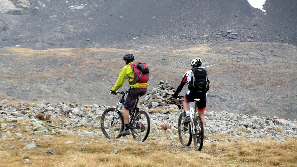 Cela roule à la montée! : Bien joué l'itinéraire par l'arête... on peut rouler un peu.