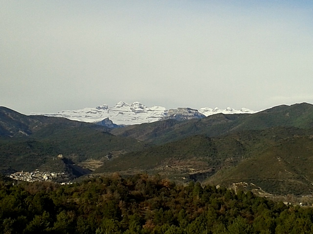 Le mont Perdu et juste devant le Mondoto, à gauche et les Cestrales, à droite.