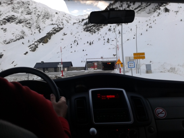 photo 1 : Arrivée à l'entrée du tunnel de Bielsa.Difficile à croire que l'on va pédaler à 40 bornes de là sous les pins et les oliviers.